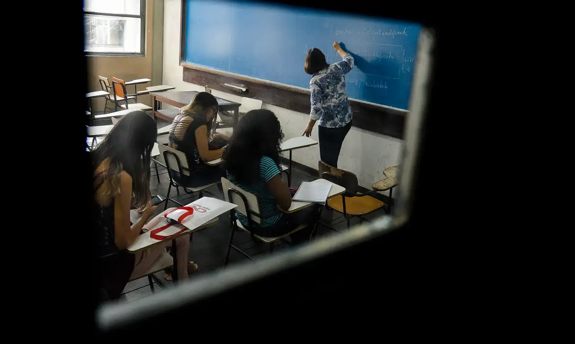 Diretores que mais reduzirem evasão escolar serão premiados no Rio