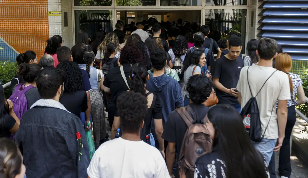 4,3 milhões de estudantes fazem o Enem 2024 neste domingo; saiba mais