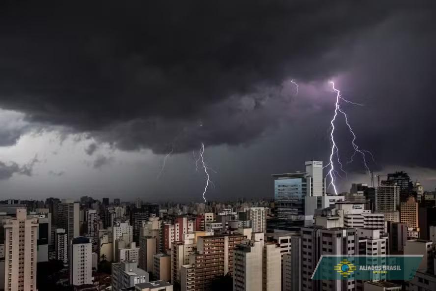 São Paulo está em alerta para chuvas perigosas em todo estado, diz Inmet