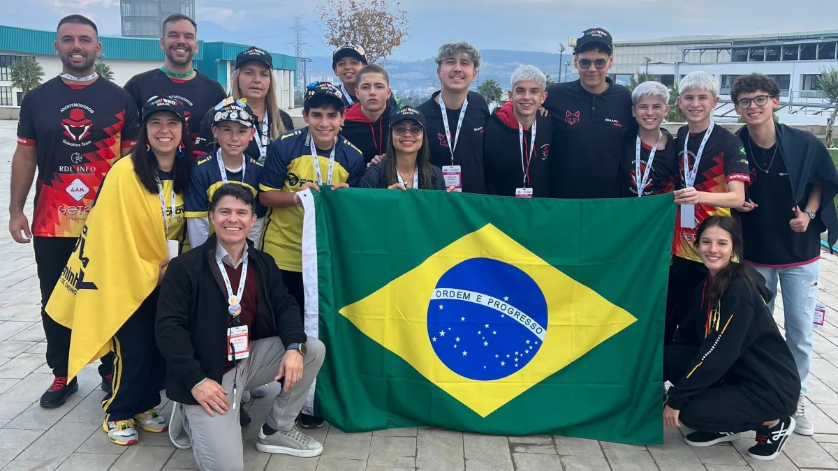 Jovens brasileiros levam três bronzes em campeonato global de robótica