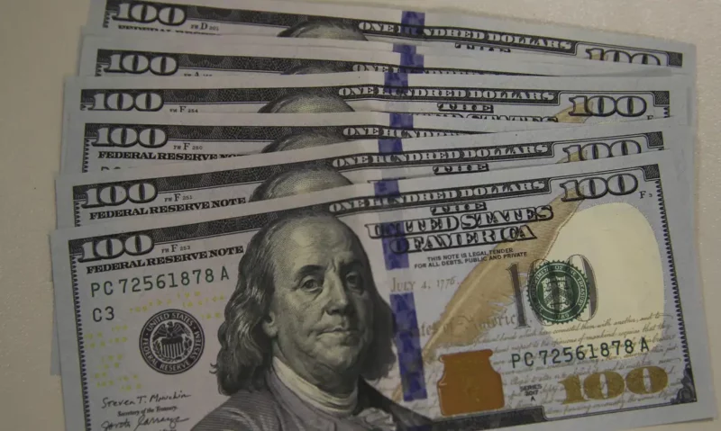 Dólar salta e fecha próximo de R$ 6,20 com pacote de gastos no radar; bolsa cai