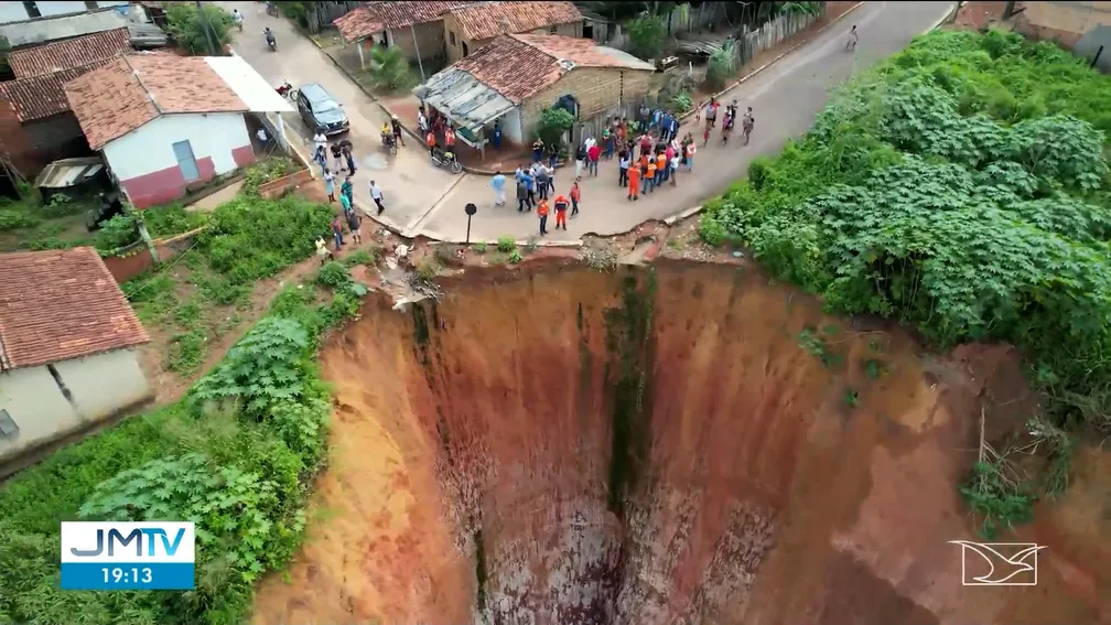 Voçoroca gigante ameaça comunidade no Maranhão