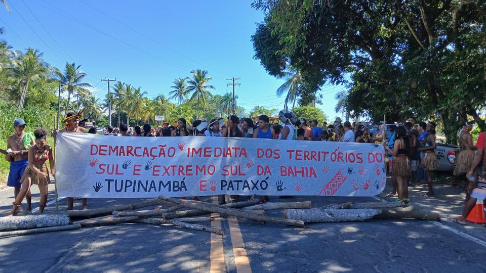 Comunidade indígena Pataxó realiza protesto por demarcação de terras no sul da Bahia
