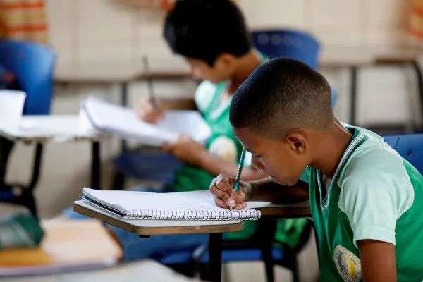 Brasil enfrenta desafios para melhorar o sistema de educação pública