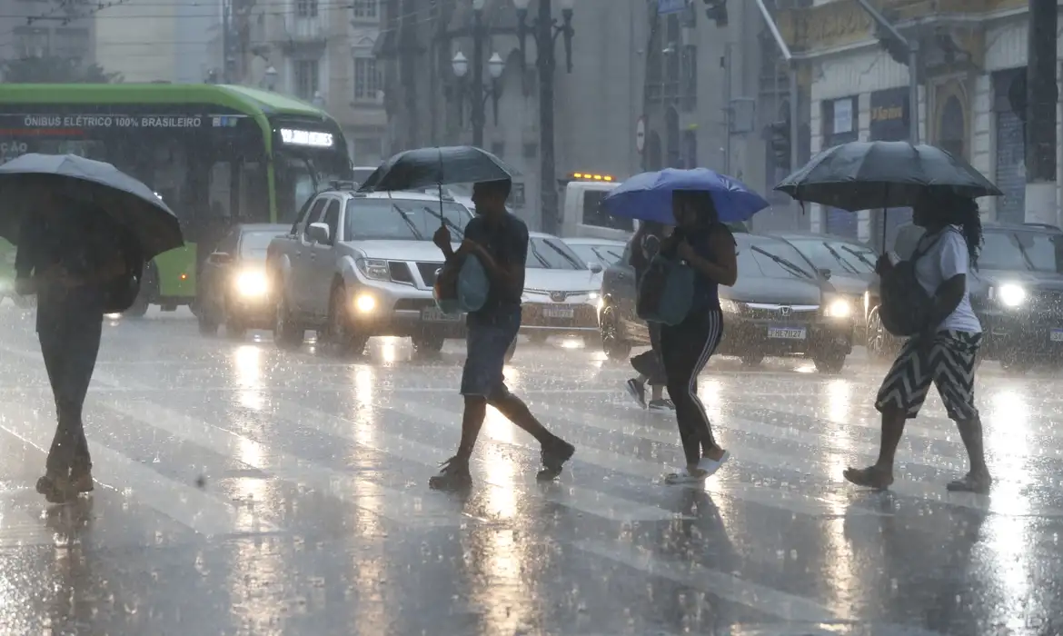 Alerta laranja: frente fria provoca chuvas intensas nos próximos dias