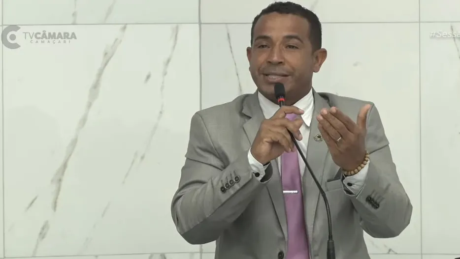 “Pão e circo!”: vereador detona Caetano por priorizar Camaforró enquanto alunos ficam sem material escolar