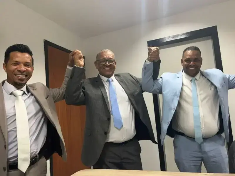 Crise na política de Camaçari: vereadores Dudu do Povo e Jacaré rompem com Niltinho e anunciam nova bancada com Samuka.