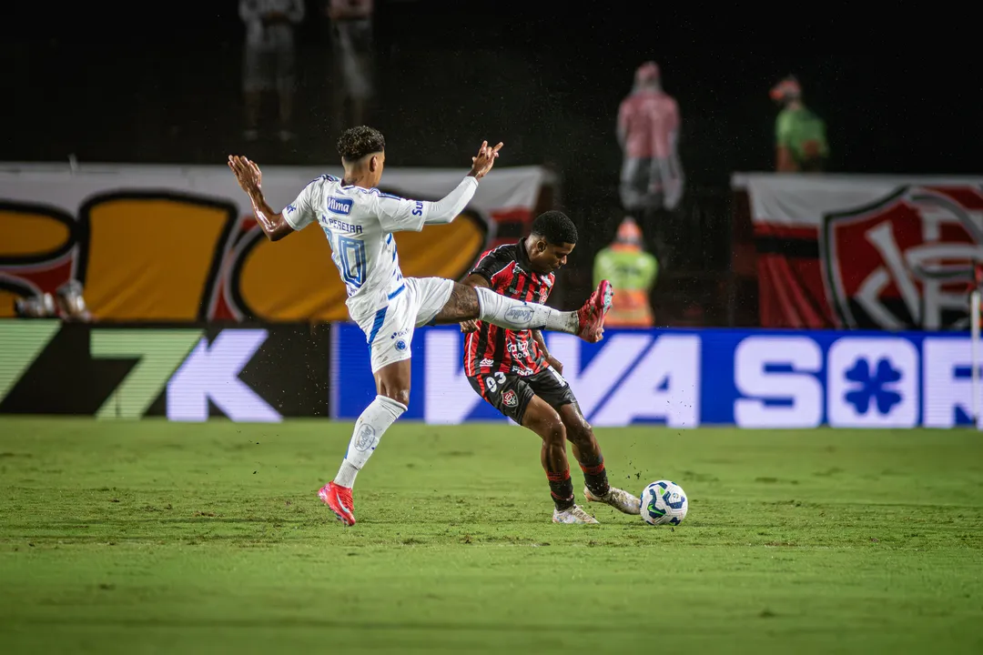 Elenco do Vitória demonstra apoio ao lateral-esquerdo Jamerson