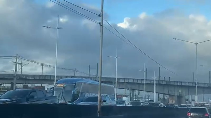 TUDO TRAVADO: BR-324 registra lentidão desde a madrugada desta quinta (19)