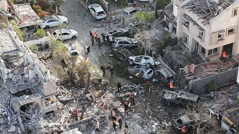 Irã volta a atacar Israel e lança bombardeio maciço