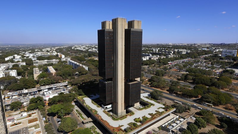 BC surpreende mercado e eleva juros básicos da economia para 15% ao ano