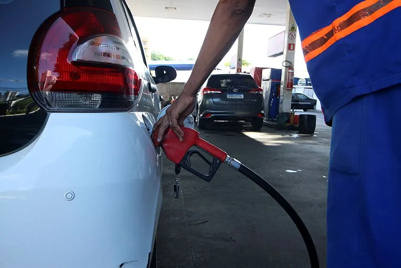 Gasolina, diesel e gás de cozinha ficam mais baratos na Bahia