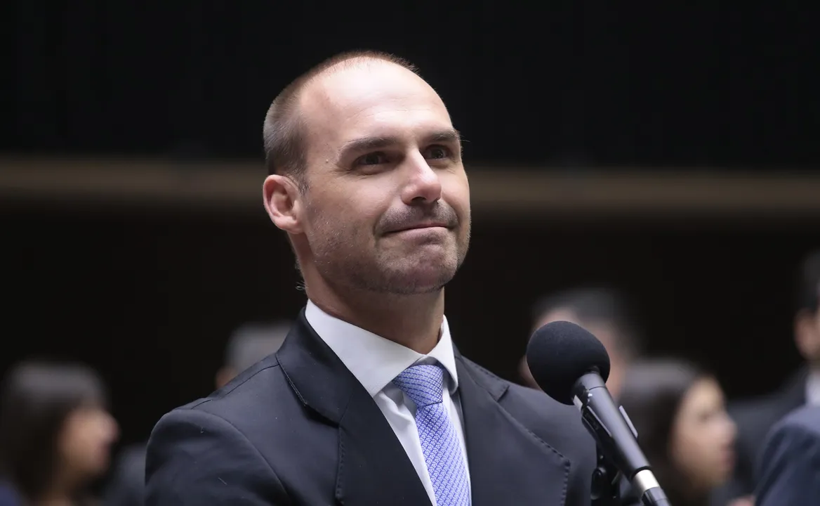 Câmara não deve cassar mandato de Eduardo Bolsonaro por faltas