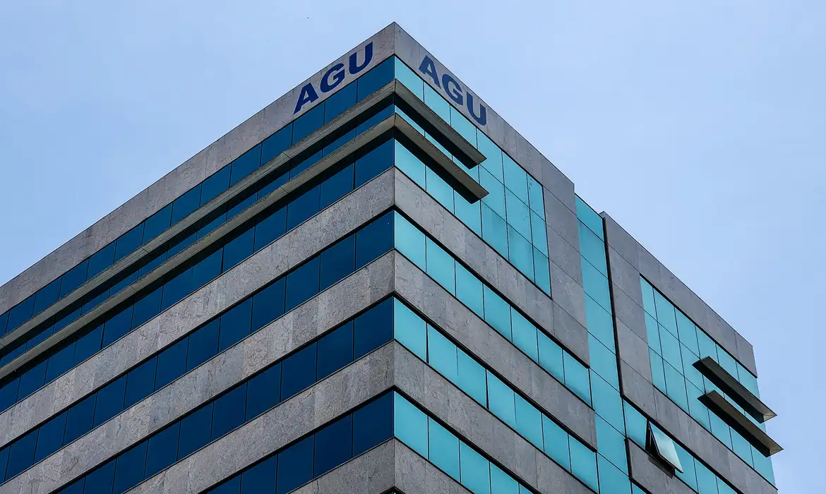 AGU pede que STF investigue supostos lucros ilícitos com tarifas de Trump