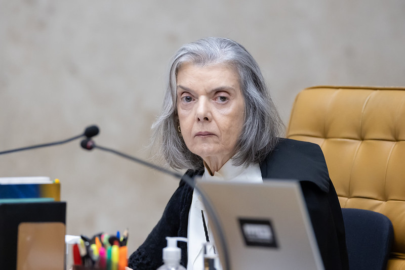 Senadores protocolam impeachment de Cármen Lúcia após fala polêmica