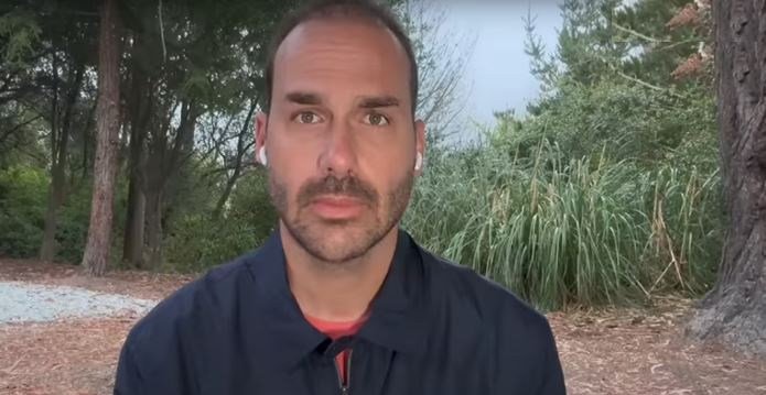 Eduardo Bolsonaro critica Tarcísio e Ratinho Jr. por silêncio sobre anistia