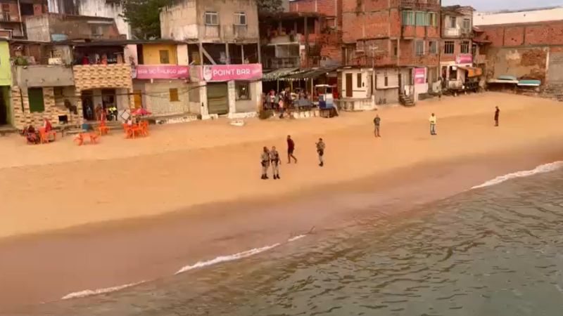 Suspeito foge para o mar e helicóptero da PM faz prisão cinematográfica na Praia do Cantagalo