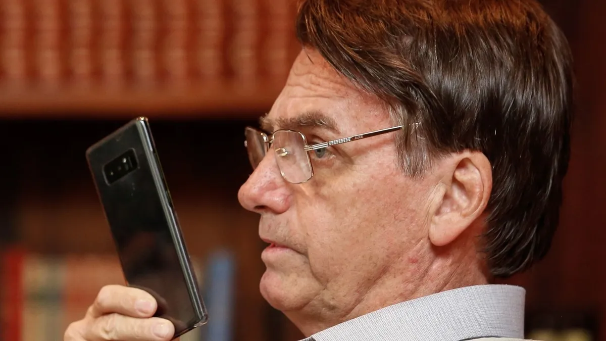 Conteúdo de pen drive encontrado em banheiro de Bolsonaro é revelado