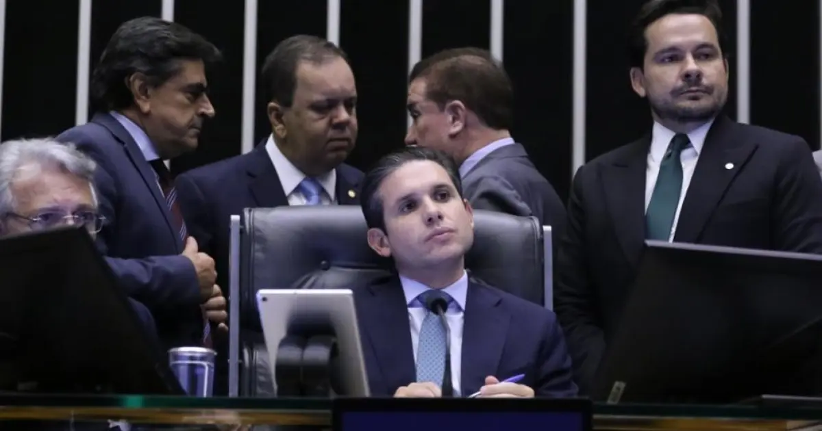 Hugo Motta pega oposição de surpresa e garante urgência para projeto sobre proteção de crianças em ambiente digital