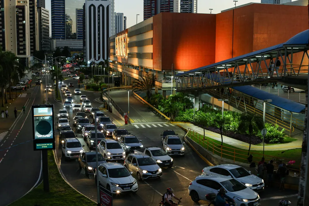Fila, multa e caos: trânsito no Salvador Shopping segue sem saída