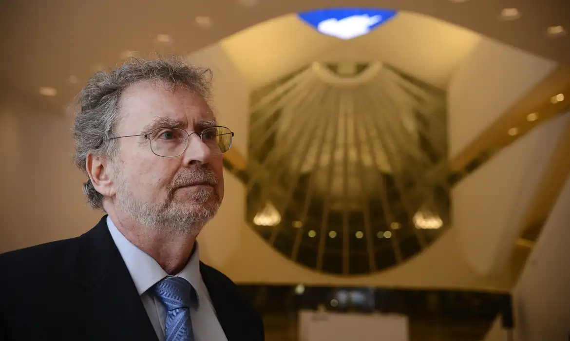 Físico Luiz Davidovich vence prêmio da Academia Mundial de Ciências