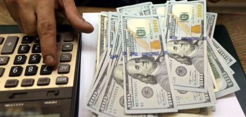 Dólar sobe e Bolsa cai na véspera do julgamento de Bolsonaro