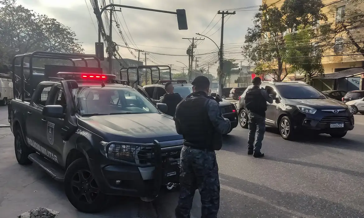 Polícia usa gás lacrimogêneo para despejar ocupantes de prédio no Rio 