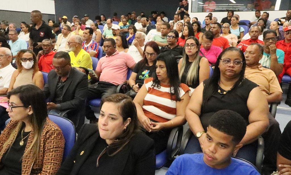 Câmara aprova em segundo turno projeto que proíbe cobrança por sacolas plásticas em supermercados