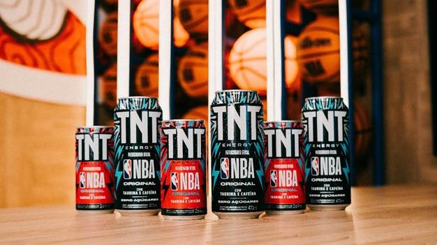 TNT Energy Drink acelera a expansão no universo do basquete com embalagens exclusivas temáticas da NBA no Brasil