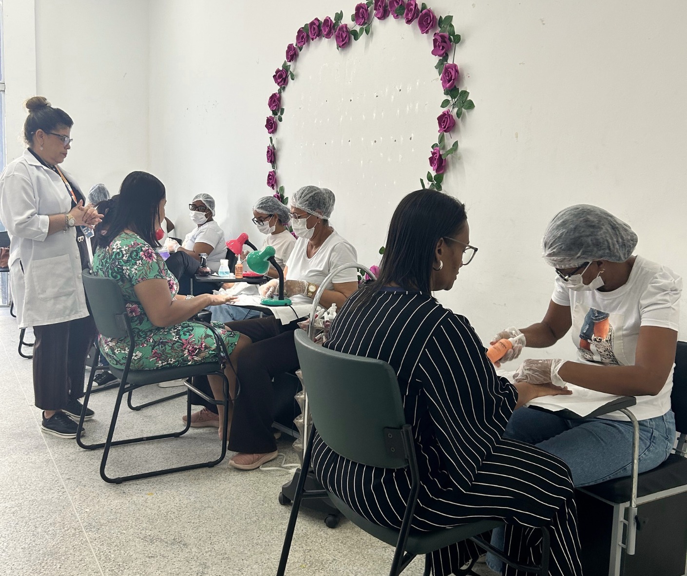 Qualifica Mulher: Semu realiza aulas práticas com alunas do curso de manicure e pedicure