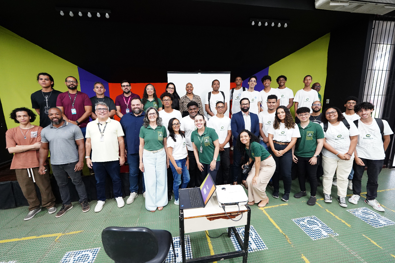 CTI guia visita de alunos de curso de tecnologia à Prefeitura