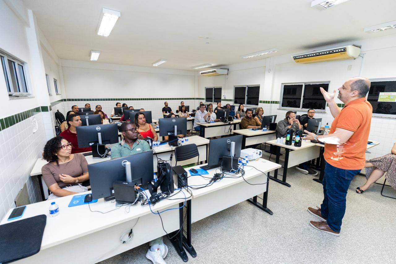 Servidores participam de capacitação para implantação do Sistema Eletrônico de Informações no município
