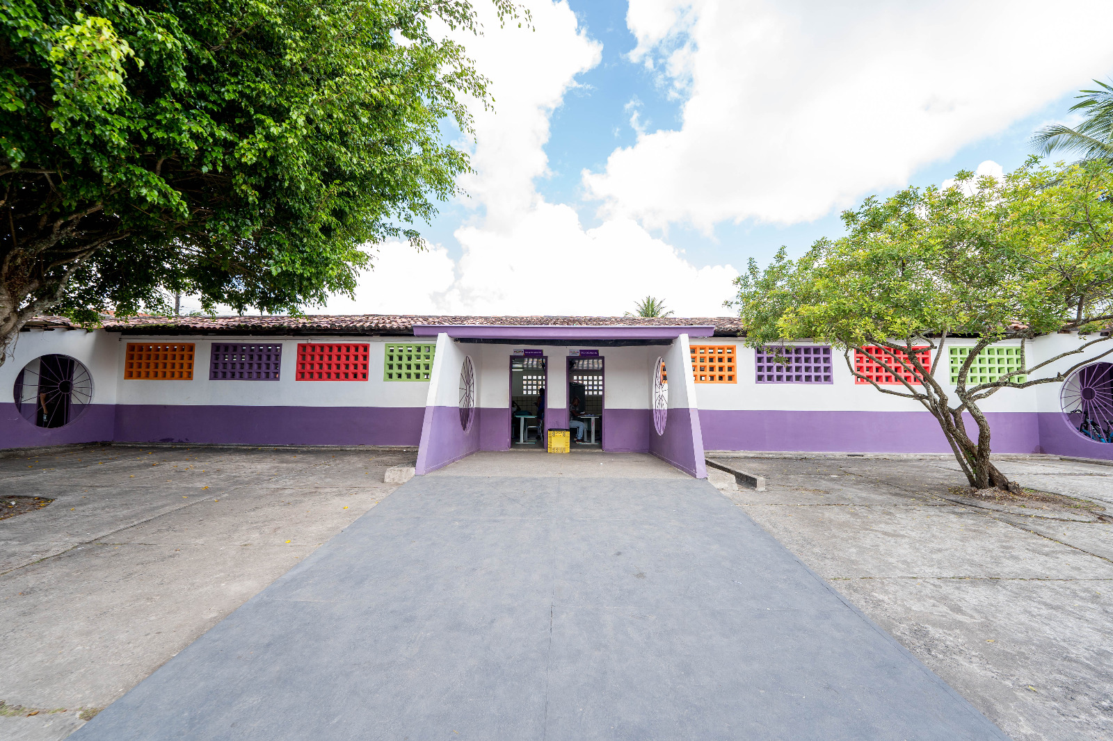 Escola Municipal Professor Luís Rogério de Souza é entregue totalmente requalificada