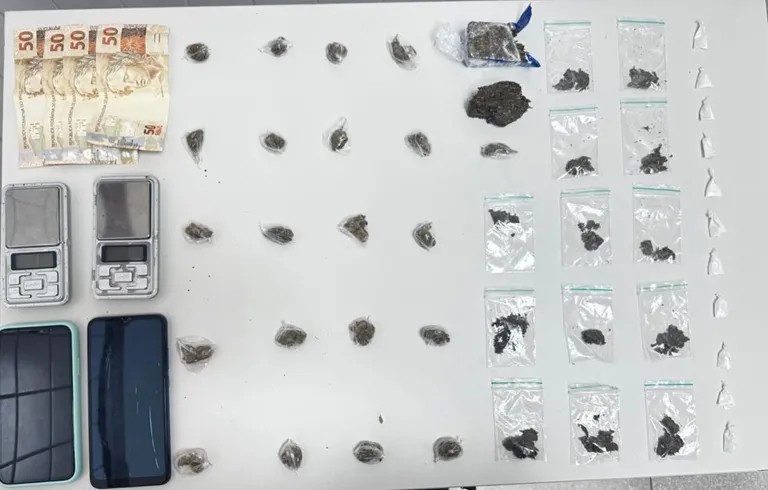 Suspeito é preso pela polícia militar por tráfico de drogas no bairro Novo Horizonte