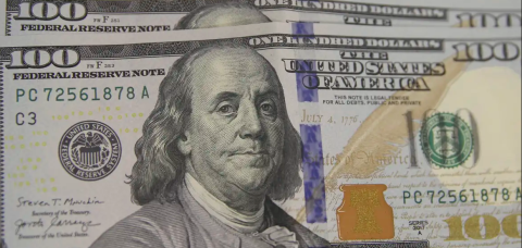 Dólar tem leve queda e permanece acima de R$ 5,40