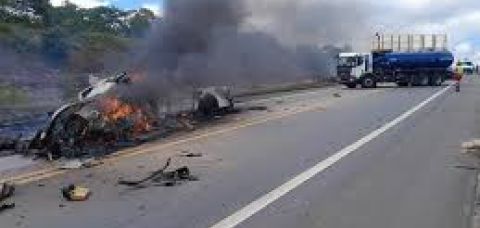 Dez pessoas morrem em batida de carros na divisa da Bahia com o Espírito Santo