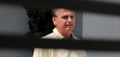 Defesa pede autorização para Bolsonaro deixar prisão e fazer cirurgia