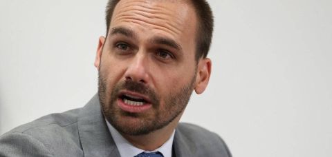 Eduardo Bolsonaro não pode ter passaporte apátrida, mas pode voltar ao Brasil