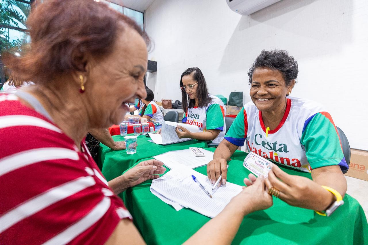 Aposentados, pensionistas e servidores do ISSM retiram cupom da Cesta Natalina   