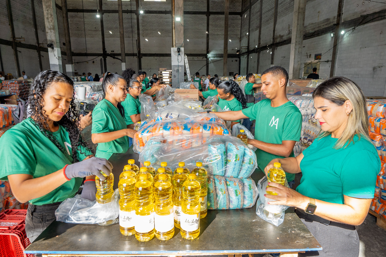 Prefeitura vistoria montagem das 60 mil Cestas de Natal; entrega começa nesta sexta-feira