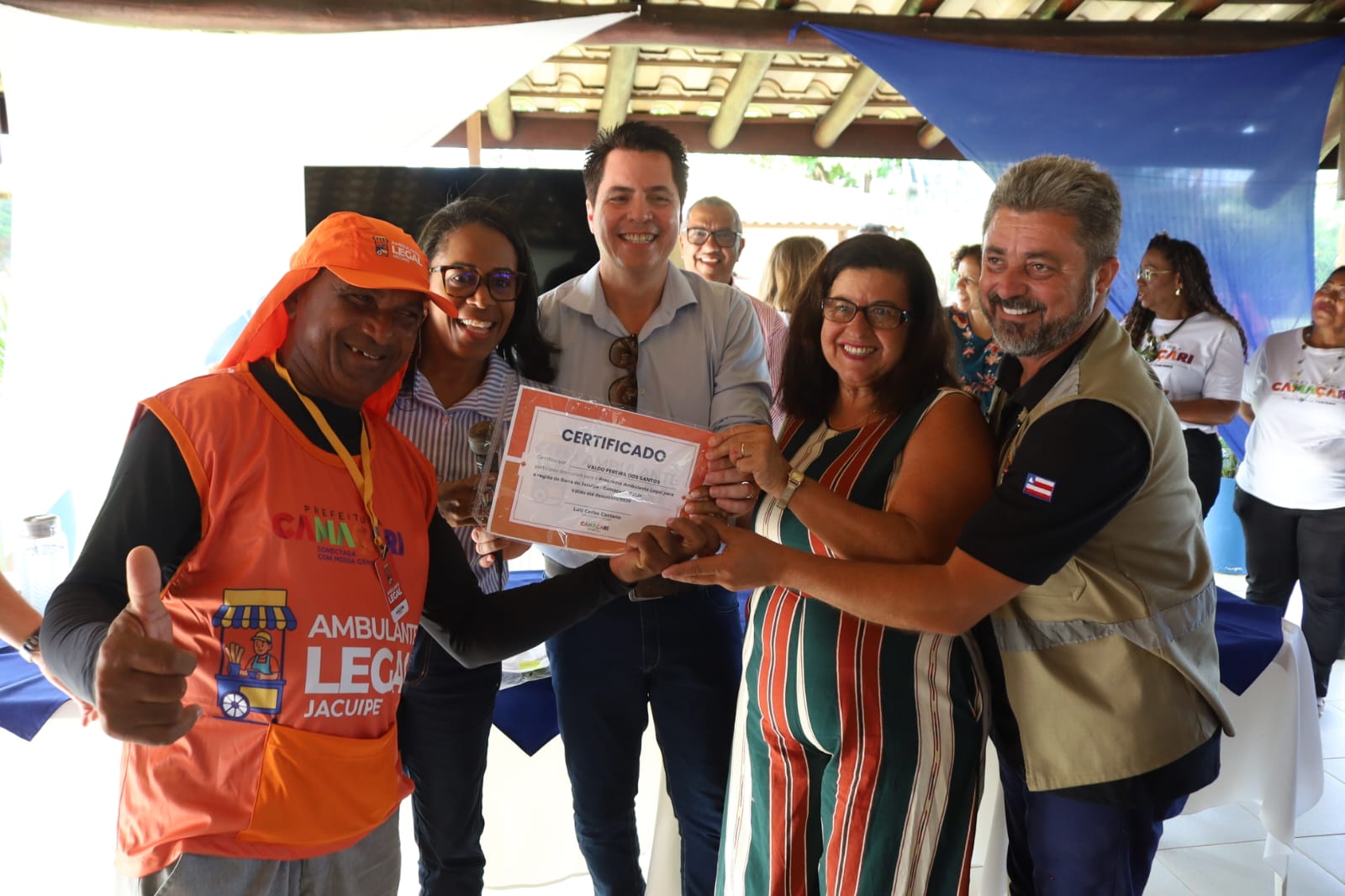 Prefeitura entrega kit de identificação para ambulantes da orla de Camaçari