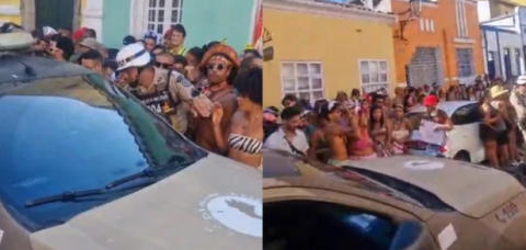 Viatura interrompe desfile de bloco e provoca vaias no Centro Histórico