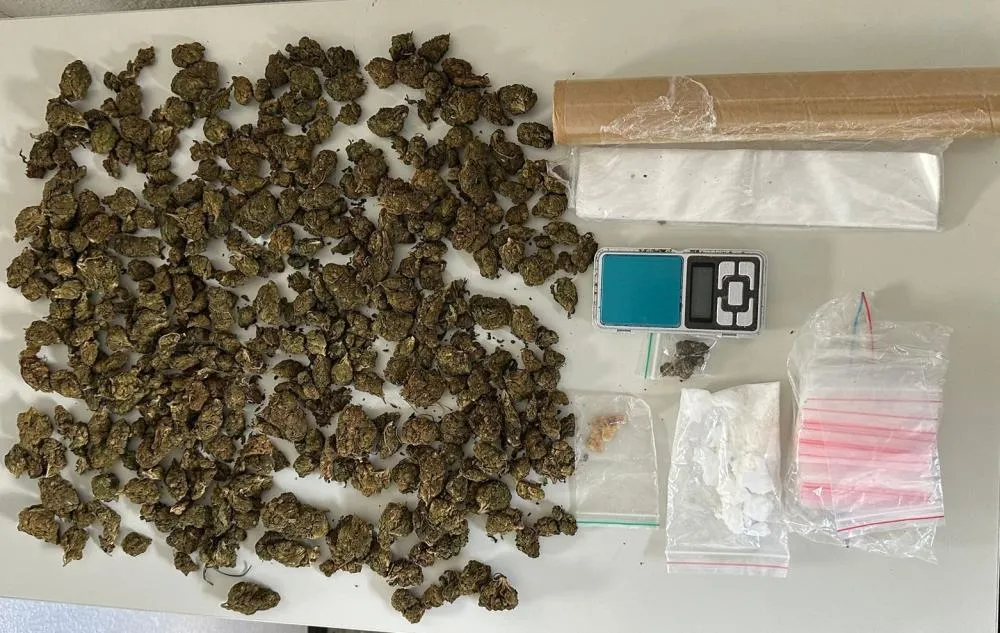 Polícia Militar apreende drogas e materiais do tráfico em Camaçari