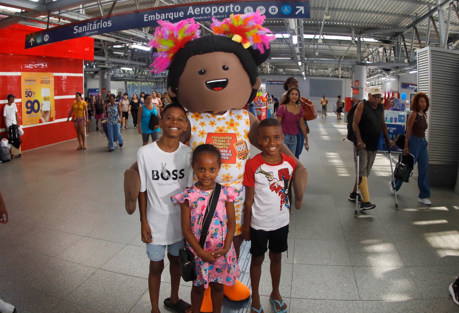 Em ritmo de Carnaval, estações do metrô recebem ações de cuidado e combate à exploração infantil