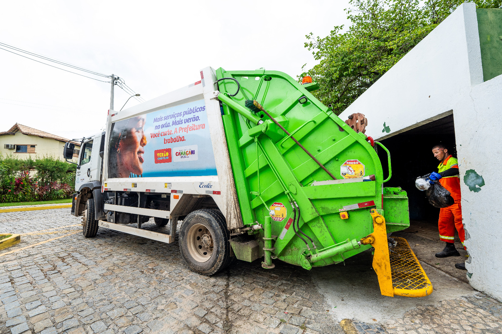 Coleta de lixo garante limpeza na sede e orla com mais de 350 toneladas coletadas diariamente