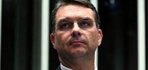 Flávio Bolsonaro participa de manifestação pela 1ª vez como pré-candidato