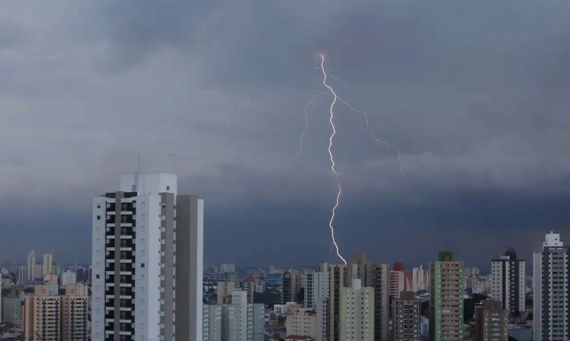 Chuva em SP provoca alagamentos e deixa zona leste em estado de alerta
