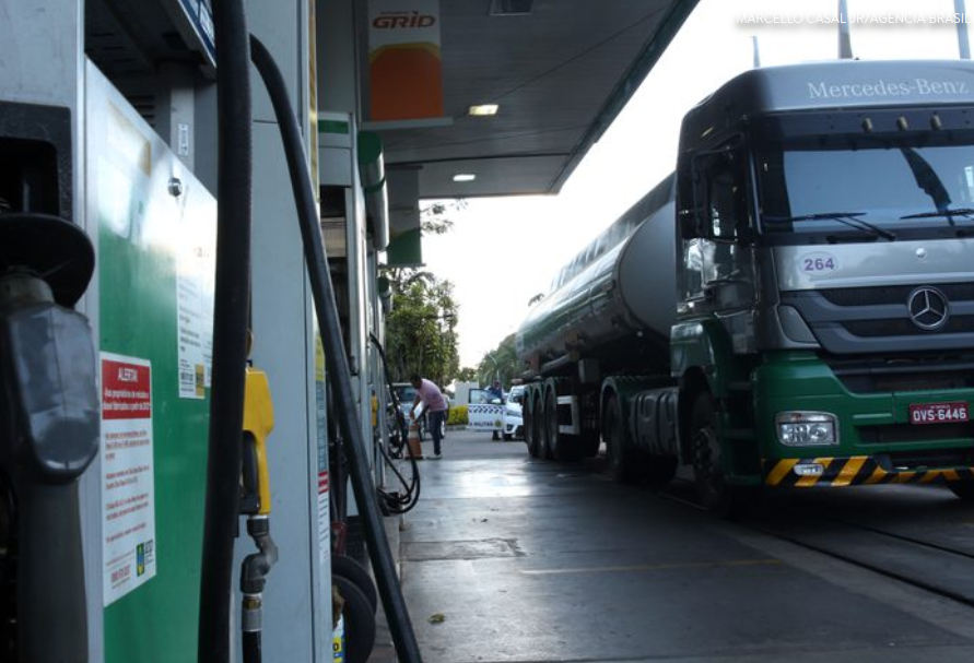 Postos devem informar clientes sobre isenção de impostos e subvenção no diesel, lembra ANP