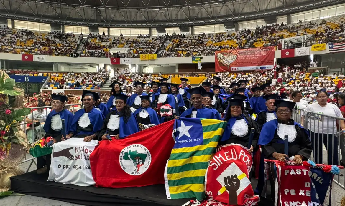 Festa em Recife celebra 30 mil alfabetizados em programa social