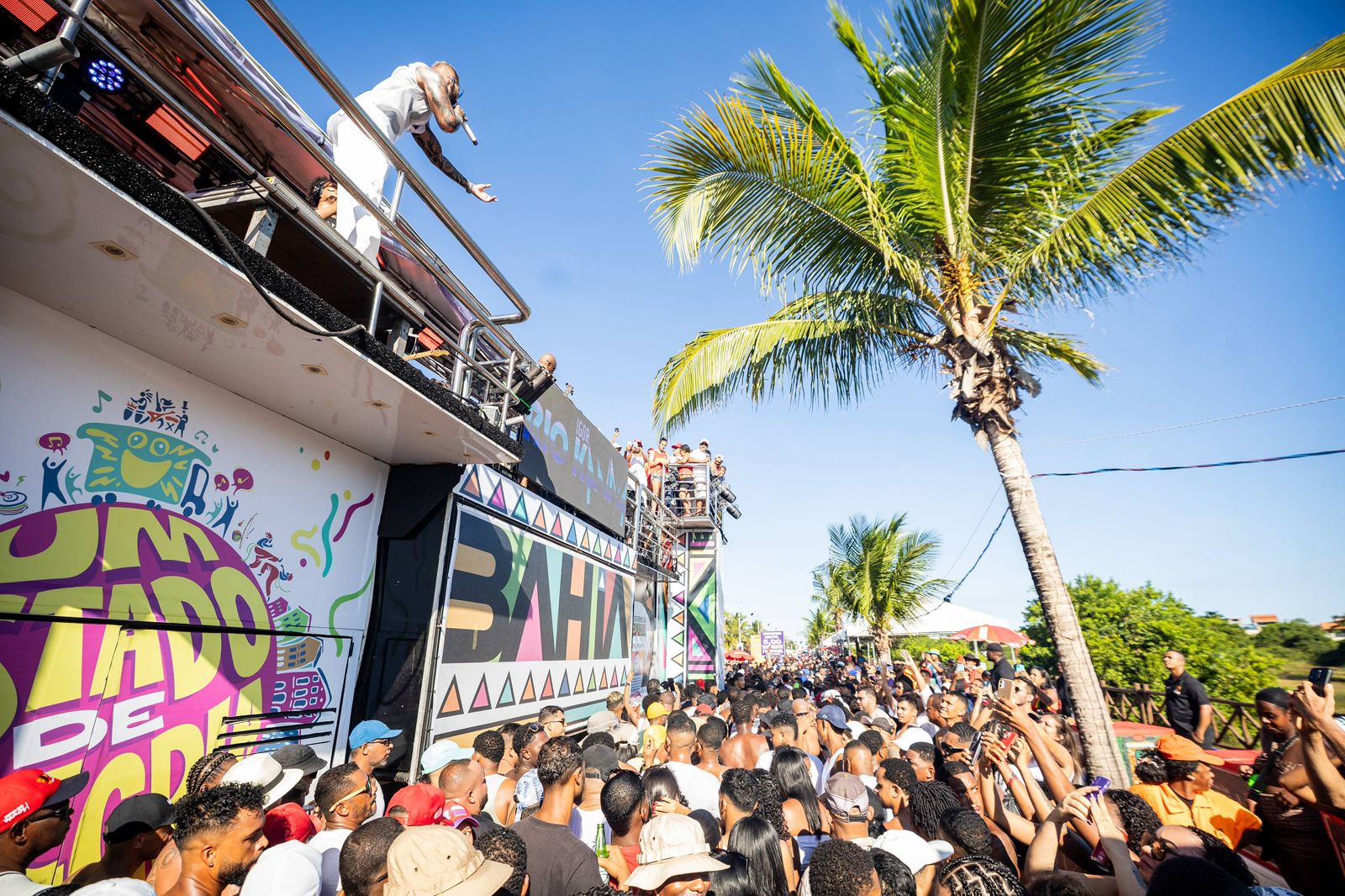 Igor Kannário arrasta multidão em trio sem cordas durante o Festival de Arembepe 2026